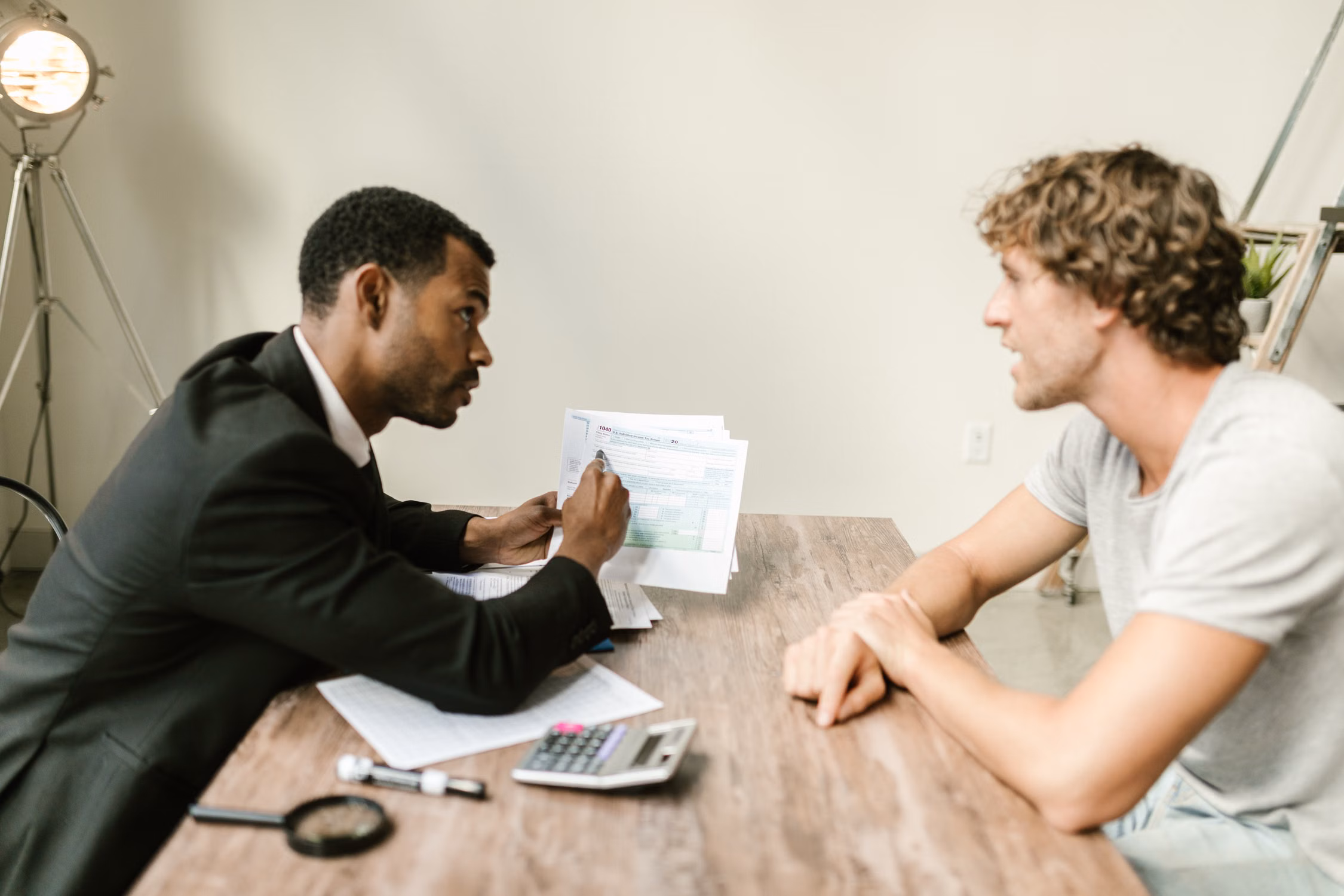 Conseiller étudiant un dossier de financement avec un client